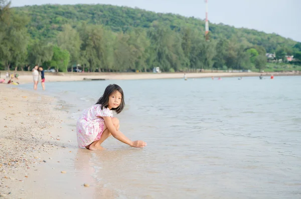 Thai girl playing on the beach - Summer vacation — стоковое фото