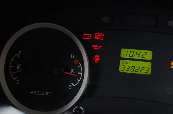 Fechar carro traço placa de combustível e luz de alarme — Fotografia de Stock