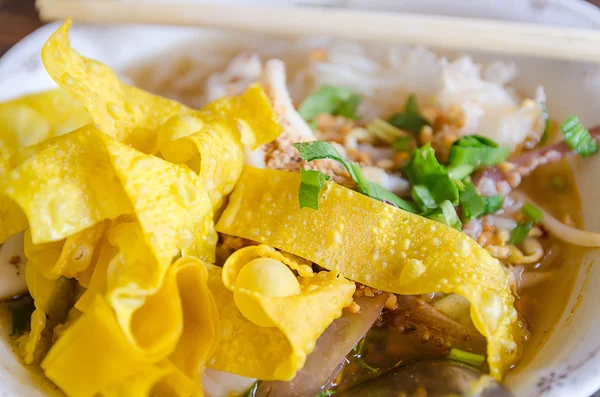 Gros plan - nouille thai au wonton jaune frite — Photo