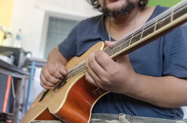 Close up shot the man playing acoustic guitar — Stock Photo, Image