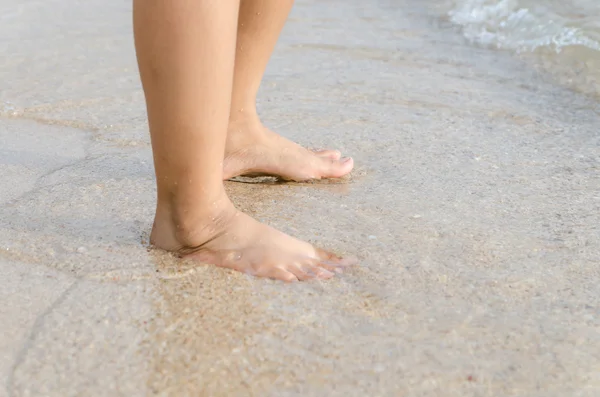 女人脚在沙滩上 图库照片