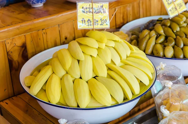 Essiggurke Mango und andere Friut in traditionellen thailändischen Maket — Stockfoto