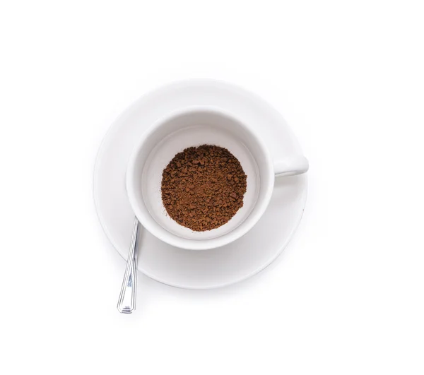 Çekilmiş kahve çekirdekleri beyaz fincan beyaz arka plan üzerinde izole — Stok fotoğraf