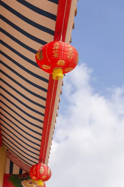 Close up red lantern and roof of chinese old temple, shallow dep — Stock Photo, Image