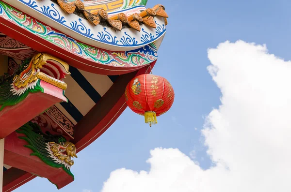 Close up red lantern and roof of chinese old temple — Stock Photo, Image