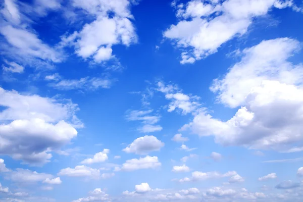 Krajina z cloudu a modré nebe — Stock fotografie
