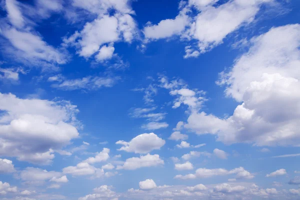 Krajina z cloudu a modré nebe — Stock fotografie