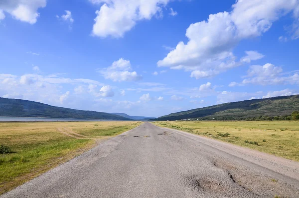 Paisagem de estrada suja montanha céu azul e nuvem — Fotografia de Stock