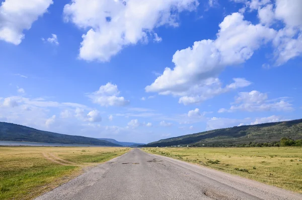 Kirli yol dağ mavi gökyüzü ve bulut peyzaj — Stok fotoğraf