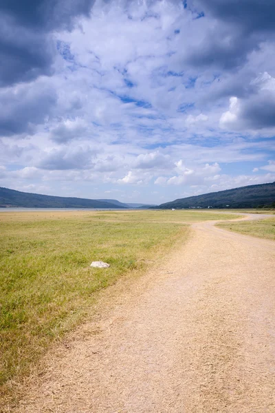 Paisagem de céu de montanha e campo seco de nuvem — Fotografia de Stock