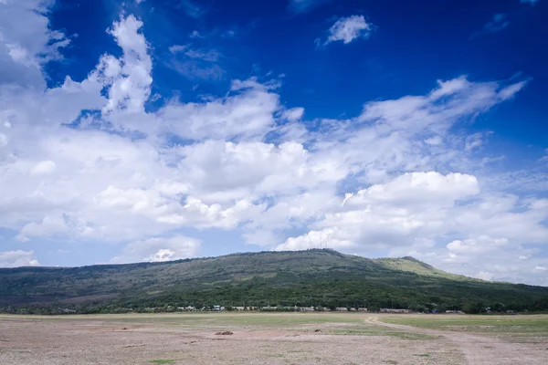 Paisagem de céu de montanha e campo seco de nuvem — Fotografia de Stock