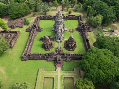 İnsansız hava aracı Phimai Tarih Parkı 'nın havadan görüntüsünü çekti. Khmer İmparatorluğu 'nun antik taş tapınak yapıları. Nakhon Ratchasima, Tayland