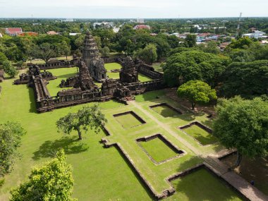 İnsansız hava aracı Phimai Tarih Parkı 'nın havadan görüntüsünü çekti. Khmer İmparatorluğu 'nun antik taş tapınak yapıları. Nakhon Ratchasima, Tayland