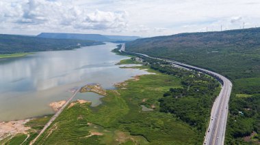 M6 otoyolu Nakhon Ratchasima Eyaleti - Bang Pa-in Lam Ta Khong Nehri ve kırsal arazi trafiğinin Dağ Drone görüntüsü. Korat Tayland Otoyolu
