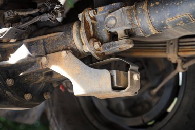 Bizim için kullanılan dört tekerli bir kamyonetin süspansiyonu.