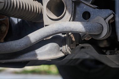 Bizim için kullanılan dört tekerli bir kamyonetin süspansiyonu.