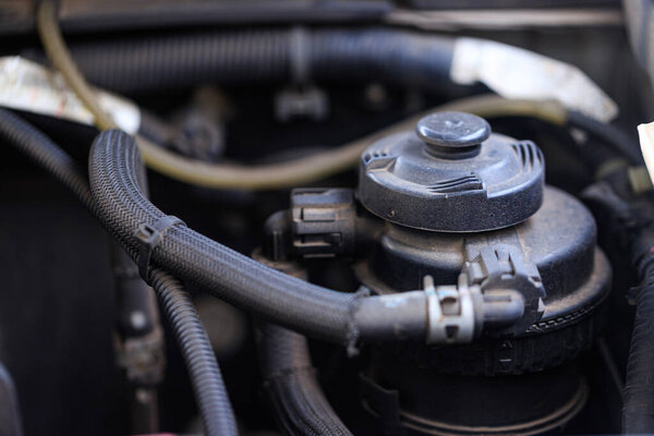 Съемка крупным планом автомобильного масляного фильтра, демонстрирующего его конструкцию и роль в поддержании работоспособности двигателя и эффективности смазки