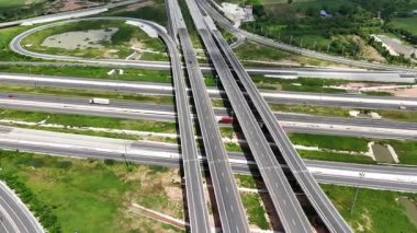 290 ve 304 Nakhon Ratchasima arasındaki hava manzaralı köprü kavşağı.