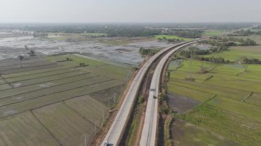 Kırsal kesimdeki trafiğin manzaralı manzarası