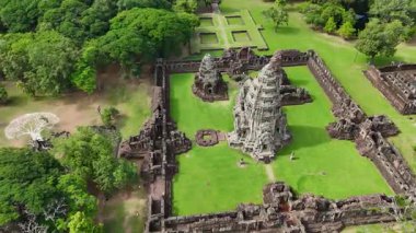 Phimai Tarih Parkı 'nın insansız hava aracı görüntüleri. Khmer İmparatorluğu 'nun antik taş tapınak yapıları. Nakhon Ratchasima, Tayland