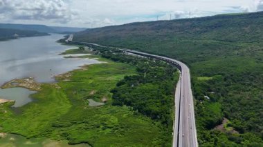 M6 otoyolu Nakhon Ratchasima Eyaleti - Bang Pa-in Lam Ta Khong Nehri ve kırsal arazi trafiğinin Dağ Drone görüntüsü. Korat Tayland Otoyolu