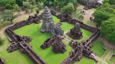 Phimai Tarih Parkı 'nın insansız hava aracı görüntüleri. Khmer İmparatorluğu 'nun antik taş tapınak yapıları. Nakhon Ratchasima, Tayland