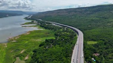 M6 otoyolu Nakhon Ratchasima Eyaleti - Bang Pa-in Lam Ta Khong Nehri ve kırsal arazi trafiğinin Dağ Drone görüntüsü. Korat Tayland Otoyolu