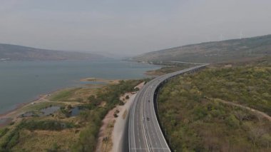 M6 otoyolu Nakhon Ratchasima Eyaleti - Bang Pa-in Lam Ta Khong Nehri ve kırsal arazi trafiğinin Dağ Drone görüntüsü. Korat Tayland Otoyolu