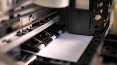 Mürekkep jet yazıcısı yazdırmak için başlık ile çalışıyor