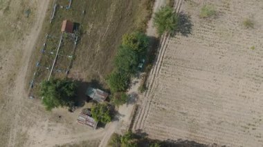 Drone görüntüleri kurak mevsimde terk edilmiş kirli yollarda kamyonet kullanıyor.