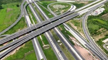 290 ve 304 Nakhon Ratchasima arasındaki hava manzaralı köprü kavşağı.