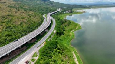 M6 otoyolu Nakhon Ratchasima Eyaleti - Bang Pa-in Lam Ta Khong Nehri ve kırsal arazi trafiğinin Dağ Drone görüntüsü. Korat Tayland Otoyolu