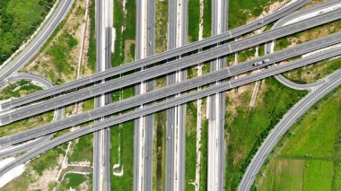 İnsansız hava aracı, köprüdeki trafiğin kırsal kesişme noktasındaki manzarasını görüntülüyor.