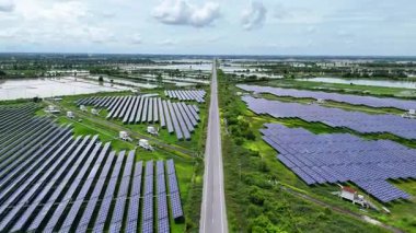İnsansız hava aracı, köprüdeki trafiğin kırsal kesişme noktasındaki manzarasını görüntülüyor.