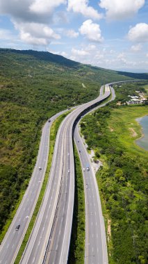 M6 otoyolu Nakhon Ratchasima Eyaleti - Bang Pa-in Lam Ta Khong Nehri ve kırsal arazi trafiğinin Dağ Drone görüntüsü. Korat Tayland Otoyolu