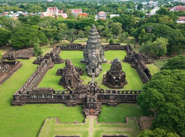 İnsansız hava aracı Phimai Tarih Parkı 'nın havadan görüntüsünü çekti. Khmer İmparatorluğu 'nun antik taş tapınak yapıları. Nakhon Ratchasima, Tayland