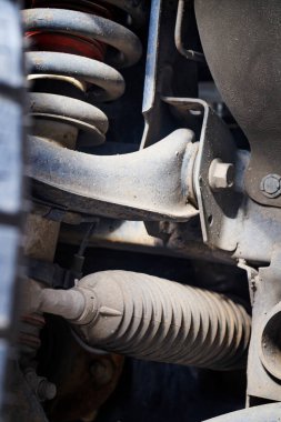 Bizim için kullanılan dört tekerli bir kamyonetin süspansiyonu.