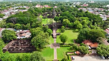 Phimai Tarih Parkı 'nın insansız hava aracı görüntüleri. Khmer İmparatorluğu 'nun antik taş tapınak yapıları. Nakhon Ratchasima, Tayland