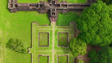 Phimai Tarih Parkı 'nın insansız hava aracı görüntüleri. Khmer İmparatorluğu 'nun antik taş tapınak yapıları. Nakhon Ratchasima, Tayland