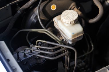 ABS Anti Kilit Fren Sistemi. Gelişmiş araç güvenlik tasarımını temsil eden karmaşık mekanik parçaları olan otomotiv frenleme modülünü kapat