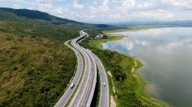 M6 otoyolu Nakhon Ratchasima Eyaleti - Bang Pa-in Lam Ta Khong Nehri ve kırsal arazi trafiğinin Dağ Drone görüntüsü. Korat Tayland Otoyolu