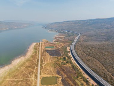 İnsansız hava aracı, M6 otoyolu Nakhon Ratchasima Eyaleti 'ni vurdu. Lam Ta Khong Nehri ve Dağı. Manzaranın insansız hava aracı görüntüsü kırsal bölge trafiği. Nakhon Ratchasima Tayland. Kora Otoyolu