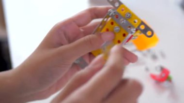 Bir anne ve çocuğun üç boyutlu baskılı parçalardan yapılmış DIY robotunu bir araya getirerek aile bağlarını, STEM öğrenmesini ve yaratıcılığını evdeki teknolojiyle birleştirmesini.