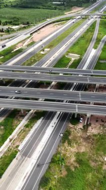 290 ve 304 Nakhon Ratchasima arasındaki dikey görüntülü köprü kavşağı.