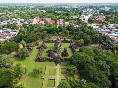 İnsansız hava aracı Phimai Tarih Parkı 'nın havadan görüntüsünü çekti. Khmer İmparatorluğu 'nun antik taş tapınak yapıları. Nakhon Ratchasima, Tayland