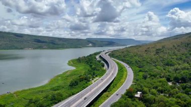 M6 otoyolu Nakhon Ratchasima Eyaleti - Bang Pa-in Lam Ta Khong Nehri ve kırsal arazi trafiğinin Dağ Drone görüntüsü. Korat Tayland Otoyolu