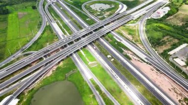 İnsansız hava aracı görüntüleri 290 ve 304 Nakhon Ratchasima, Tayland arasındaki köprü kavşağı.