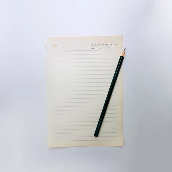 Kalem ve beyaz zemin üzerine notepaper — Stok fotoğraf