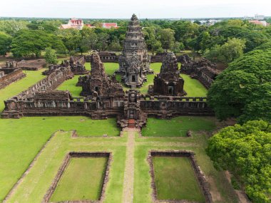 İnsansız hava aracı Phimai Tarih Parkı 'nın havadan görüntüsünü çekti. Khmer İmparatorluğu 'nun antik taş tapınak yapıları. Nakhon Ratchasima, Tayland