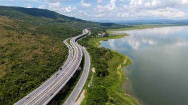 M6 otoyolu Nakhon Ratchasima Eyaleti - Bang Pa-in Lam Ta Khong Nehri ve kırsal arazi trafiğinin Dağ Drone görüntüsü. Korat Tayland Otoyolu
